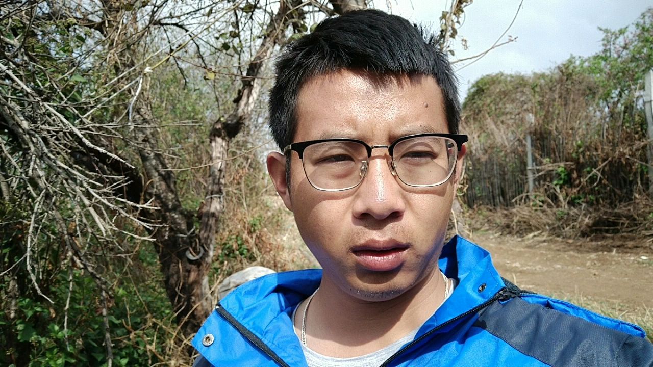 大雨过后葡萄病高发,农村小伙和哥哥赶紧背上两台喷雾机去给葡萄打药!